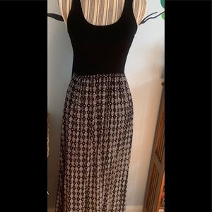 Black & white sleeveless maxi dress